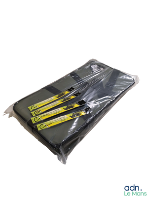 trois brosses à dents jaunes et noires dans un sac en plastique