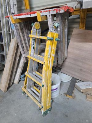 une échelle appuyée contre un mur dans un garage