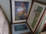 trois photos encadrées posées sur une table dans une pièce