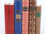 plusieurs livres sont alignés sur une surface blanche