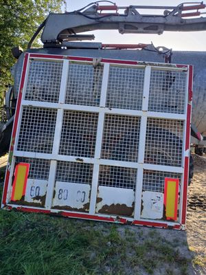 un camion équipé d'une cage à l'arrière