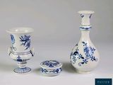 plusieurs vases bleus et blancs posés sur une table
