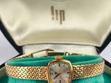 une photo d'une montre pour femme dans un coffret posé sur une table
