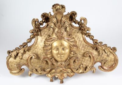 une horloge dorée avec un visage, posée sur un fond blanc