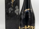 une image représentant une bouteille de vin avec un carton en arrière-plan