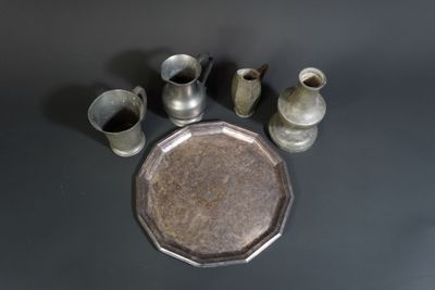 beaucoup d'objets en argent posés ensemble sur la table