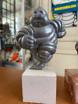 une statue représentant un personnage de dessin animé posée sur un bloc