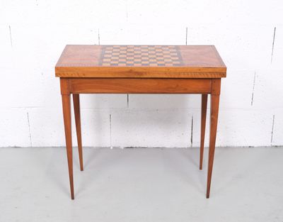 une table en bois sur laquelle est posé un échiquier