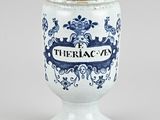 un vase bleu et blanc orné d'un motif bleu et blanc
