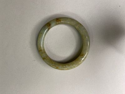 Chine, XXe siècle, Bracelet jonc en jade infusé de rouille.