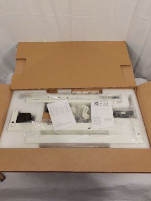 une boîte contenant un ordinateur, posée sur une table