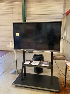 une télévision à écran plat posée sur un meuble dans un garage