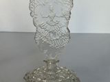 un vase en verre transparent orné d'un motif floral