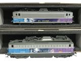 deux trains miniatures posés dans une boîte sur une table