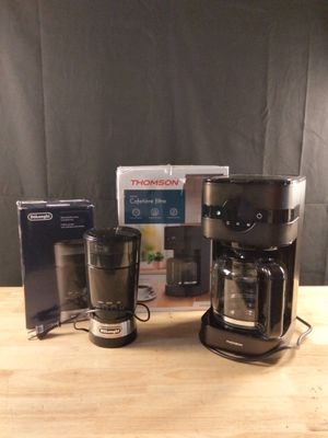 une cafetière et un mixeur posés sur une table