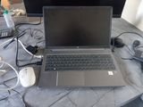 un ordinateur portable posé sur une table