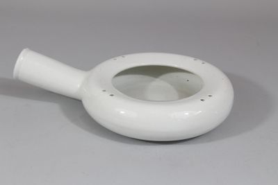 CREIL ET MONTEREAU. Crachoir ou bassin de lit en faïence éma…