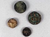 quatre pièces de monnaie anciennes sont représentées sur un fond blanc