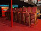 un grand nombre de chaises dans une pièce