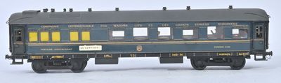 un wagon bleu et jaune qui se trouve sur les rails