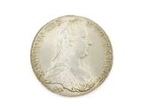 une vieille pièce d'argent portant une tête de femme