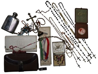 un grand nombre d'objets posés sur la table