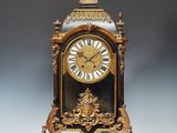 une horloge posée sur une table