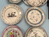 plusieurs assiettes à motifs différents sur une table