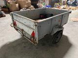 une photo d'un camion-benne dans un garage