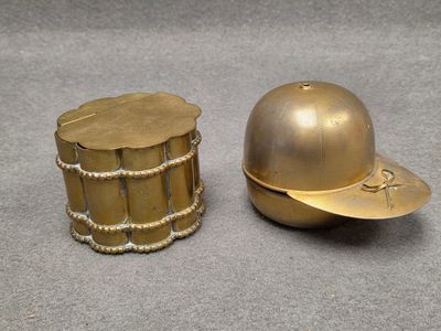 Deux boites en laiton XX°: casquette de jockey et polylobé.