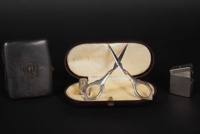 deux paires de ciseaux dans un étui posé sur une table