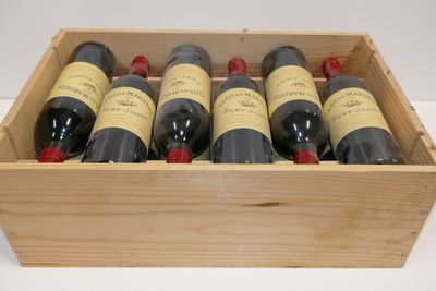 six bouteilles de vin dans un coffret en bois