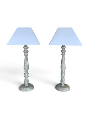 une paire de lampes de table en argent avec des abat-jours bleus sur fond blanc