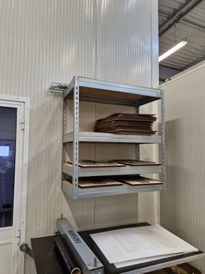 Etagère murale en métal chromé à quatre niveaux et aggloméré