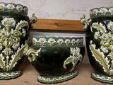 trois vases verts posés les uns à côté des autres sur une étagère