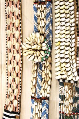 beaucoup de bracelets accrochés au mur