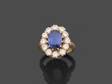 une bague à grappes de saphirs et de diamants