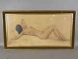une image représentant une femme nue allongée sur un lit, dans un cadre doré