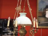 une lampe suspendue à un lustre dans une pièce