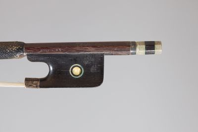 Archet de violon de MORIZOT Frères, signé "L. Morizot", en b…