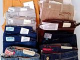 plusieurs paires de jeans sont empilées les unes sur les autres