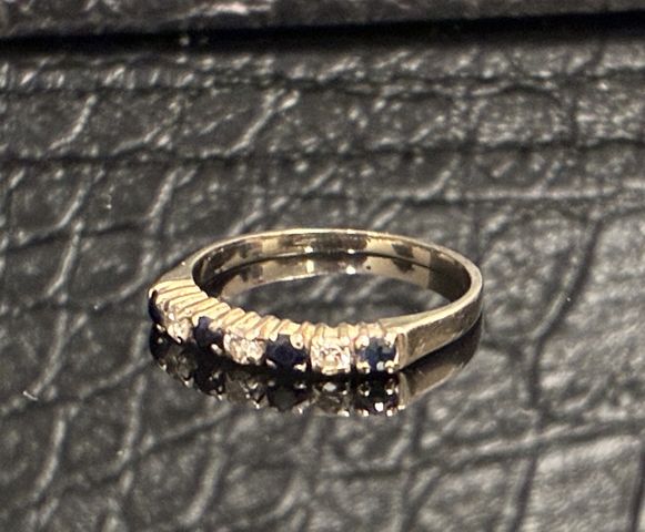 Petite bague en or 18 carats 750 millièmes à décor alterné de pie...