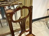 une chaise qui se trouve devant un miroir
