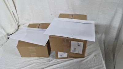 trois boîtes aux lettres posées sur une feuille de papier blanc