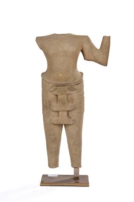 statue représentant un homme, le bras levé, posée sur un socle en bois