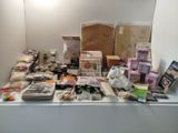 une table avec beaucoup d'objets dans une pièce