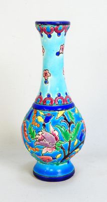 un vase bleu orné d'un motif floral