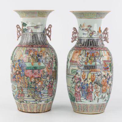 Paire de vases chinois, famille rose, double décor de scènes…