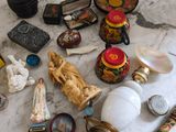 une table en marbre sur laquelle sont posés de nombreux objets