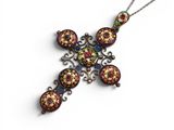 Gros plan sur un collier orné d'une croix